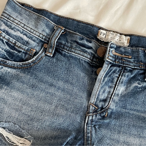 👖Dark wash denim low rise shorts // FREE PEOPLE size: w24 // GOOD condition - Picture 2 of 4